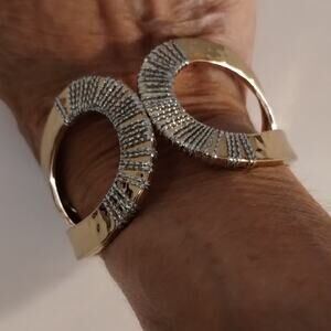Elegant Gold & Silver-Tone Cuff Bracelet – Sculpted Mixed Metal Design